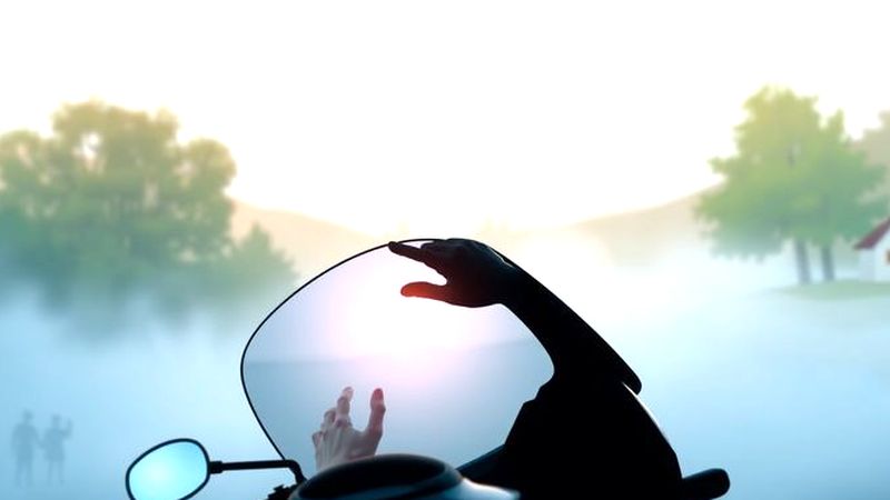 Una moto se desliza en la niebla